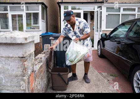 Der Resident Kes Bala verfügt über verdorbenes Essen, als er nach einer Explosion, die am 8. August ein Reihenhaus zerstörte und den vierjährigen Sahara Salman kurz nach dem 7am. August tötete, in sein Haus in Galpin's Road in Thornton Heath, Merton, zurückkehrt. Drei weitere Personen wurden schwer verletzt, darunter ein 11-jähriger Junge und eine 54-jährige Frau. Bilddatum: Mittwoch, 17. August 2022. Stockfoto