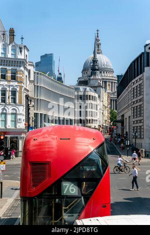 Ein Red London Bus fährt entlang der Fleet Street mit Blick auf die St Paul's Cathedral in the Distance, London, Großbritannien. Stockfoto