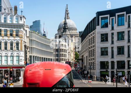 Ein Red London Bus fährt entlang der Fleet Street mit Blick auf die St Paul's Cathedral in the Distance, London, Großbritannien. Stockfoto