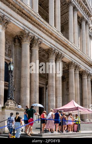 Am heißesten Tag der Aufzeichnungen stehen Menschen vor der St. Paul's Cathedral, London, Großbritannien. Stockfoto