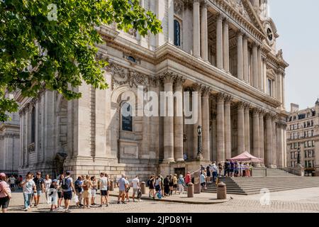 Am heißesten Tag der Aufzeichnungen stehen Menschen vor der St. Paul's Cathedral, London, Großbritannien. Stockfoto