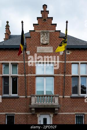 Wuustwezel, Provinz Antwerpen, Belgien - 07 08 2022 - Fassade des Rathauses und flämische Flagge Stockfoto