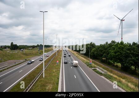 Brecht, Provinz Antwerpen, Belgien - 07 08 2022 - die Autobahn A1 mit Windkraftanlagen im Hintergrund Stockfoto