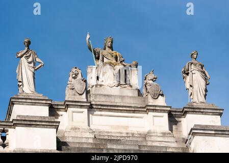 Britannia und ihre Begleiter Skulpturen auf dem Regierungsgebäude des Auswärtigen Amtes und des Commonwealth Office, London. Weisheit, Britannia, Gerechtigkeit Zahlen Stockfoto