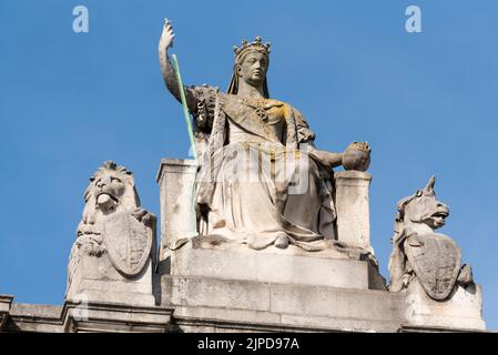 Britannia und ihre Begleiter Skulpturen auf dem Foreign and Commonwealth Office Gebäude, London. Königin Victoria als Britannia, zwischen einem Löwen & Einhorn Stockfoto