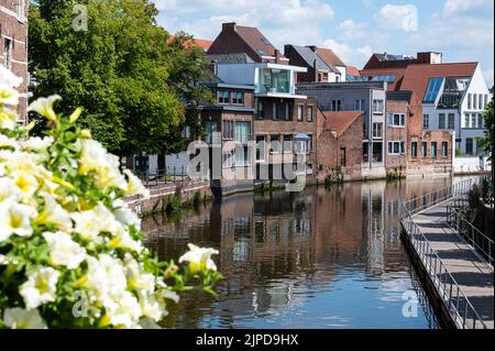 Mechelen, Provinz Antwerpen- Belgien, 07 08 2022 - Historische Gebäude, die sich im Fluss Dyle spiegeln Stockfoto