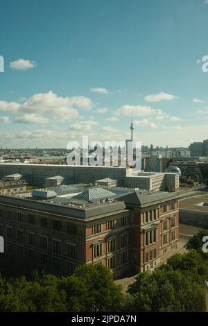 Eine vertikale Aufnahme moderner Gebäude in Berlin, Deutschland Stockfoto