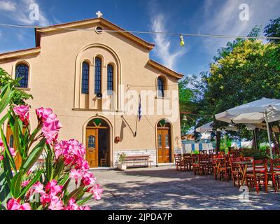 Der Eingang eines Gebäudes auf der Insel Skopelos, Griechenland, mit Möbeln und Blumen im Vorgarten Stockfoto