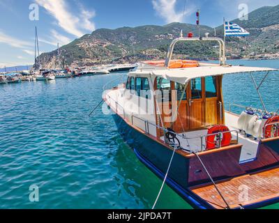 Ein Blick auf ein Boot in der Stadt Skopelos auf der wunderschönen Insel Sporades Skopelos, Griechenland Stockfoto