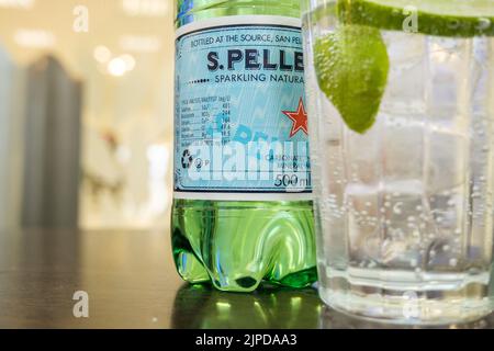 Epsom Surrey, London, August 14 2022, Glas Eis und Limette mit kohlensäurehaltigen funkendem Wasser auf Einer Tischplatte Stockfoto