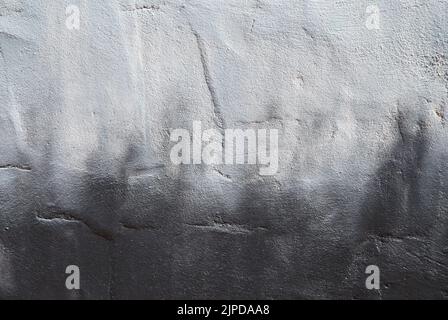 Nahaufnahme einer bemalten, strukturierten Wand, einfarbig grau Stockfoto