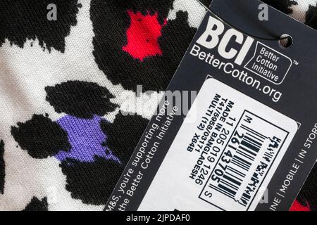 Label-Tag der BCI Better Cotton Initiative Made in Bangladesh auf dem M&S T-Shirt Stockfoto