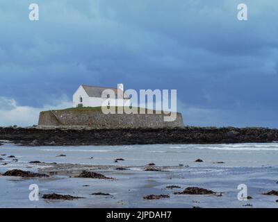 St. Cwfans Kirche Llangwyfan kleine Kirche im Meer Anglesey Oktober 2020 Stockfoto