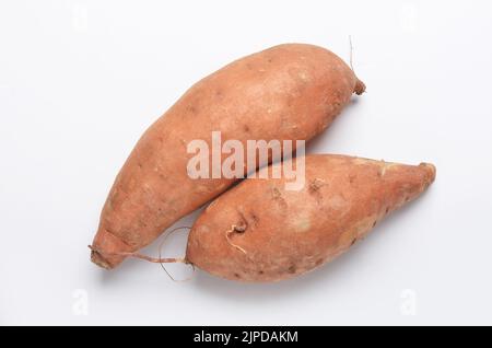 Zwei Süßkartoffel Ipomoea Batatas Schuss aus direkt oben auf weißem Hintergrund Stockfoto