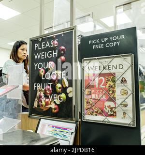 Epsom Surrey, London, Großbritannien, August 14 2022, alleinstehende Frau allein mit Self Service Checkout Pay Station im Waitrose Supermarket Stockfoto