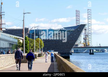 Dundee, Tayside, Schottland, Großbritannien. 17. August 2022. UK Wetter: Ein schöner sonniger Morgen mit einem hohen von 17 Grad Nach heftigen Gewittern und sintflutartigen Regengüssen, die Nordostschottland sprengten, genießen die Anwohner das herrlich warme, sonnige Wetter bei einem Spaziergang entlang der Dundee Waterfront Promenade entlang des Riverside. Kredit: Dundee Photographics/Alamy Live Nachrichten Stockfoto