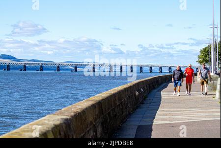 Dundee, Tayside, Schottland, Großbritannien. 17. August 2022. UK Wetter: Ein schöner sonniger Morgen mit einem hohen von 17 Grad Nach heftigen Gewittern und sintflutartigen Regengüssen, die Nordostschottland sprengten, genießen die Anwohner das herrlich warme, sonnige Wetter bei einem Spaziergang entlang der Dundee Waterfront Promenade entlang des Riverside. Kredit: Dundee Photographics/Alamy Live Nachrichten Stockfoto