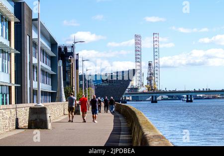 Dundee, Tayside, Schottland, Großbritannien. 17. August 2022. UK Wetter: Ein schöner sonniger Morgen mit einem hohen von 17 Grad Nach heftigen Gewittern und sintflutartigen Regengüssen, die Nordostschottland sprengten, genießen die Anwohner das herrlich warme, sonnige Wetter bei einem Spaziergang entlang der Dundee Waterfront Promenade entlang des Riverside. Kredit: Dundee Photographics/Alamy Live Nachrichten Stockfoto