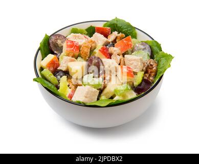 Hühnerwaldorfsalat aus Äpfeln, Sellerie-Stielen, Walnüssen, Trauben, Salat in einer weißen Salatschüssel isoliert auf weißem Hintergrund. Stockfoto