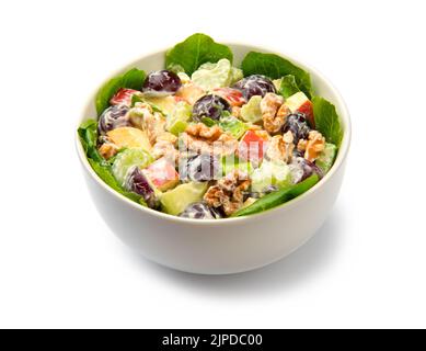 Waldorfsalat aus Äpfeln, Sellerie-Stielen, Walnüssen, Trauben, Salat in einer weißen Salatschüssel isoliert auf weißem Hintergrund. Stockfoto