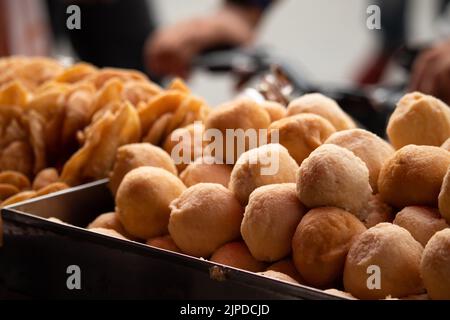 Der weiche schwammige indische Chaat Dahi Bhalle, auch bekannt als Doi Bora, Mosaru Vade, Dahi Bara, Thayir Vadai, Perugu Vada oder Dahee Vada Bhalla, wird mit S zubereitet Stockfoto