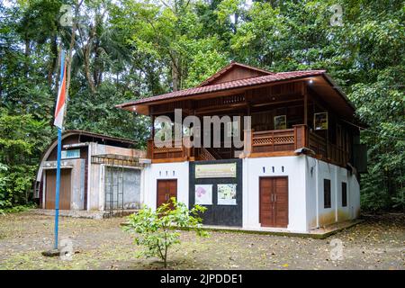 Das Hauptgebäude des Tangkoko National Park and Nature Reserve. Sulawesi, Indonesien. Stockfoto