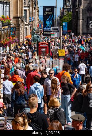 Edinburgh, Schottland, Großbritannien. 17.. August 2022. Die Royal Mile in der Altstadt von Edinburgh ist an einem sonnigen Sommertag während des Edinburgh International Festival in Edinburgh, Schottland, überfüllt mit Touristen. Zehntausende inländischer und ausländischer Touristen kommen im August in die Innenstadt und verursachen eine starke Überfüllung auf den schmalen Gehwegen in der Stadt. Iain Masterton/Alamy Live News Stockfoto