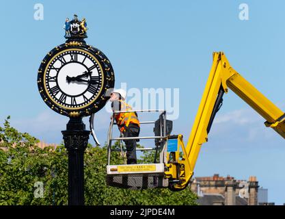 Edinburgh, Schottland, Großbritannien. 17.. August 2022. Nach 15 Jahren Lagerung und Restaurierung wurde die Londoner Straßenuhr im Rahmen des Projekts Trams to Newhaven in der Elm Row wieder errichtet. Die Uhrmacher Smith von Derby restaurierten die Uhr, bei der kunstvolle Elemente in Gold von Hand gemalt und das Wappen von Edinburgh repariert wurden. Iain Masterton/Alamy Live News Stockfoto