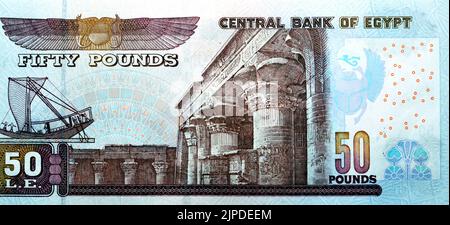 Ein großes Fragment der Rückseite der Banknotenserie 2012 von 50 LE Fifty Egyptian Pounds zeigt ein Bild des Tempels von Edfu, geflügelter Skarabäus und eines Phars Stockfoto