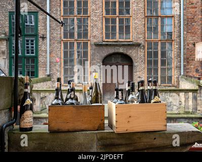 Weinflasche, Glas, Glasmüll, Weinflaschen, Glaswaren, Zerbrochenes Glas Stockfoto