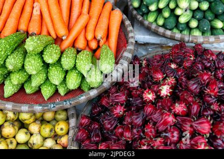 Auswahl an asiatischem Obst und Gemüse auf dem Markt in Vietnam Stockfoto