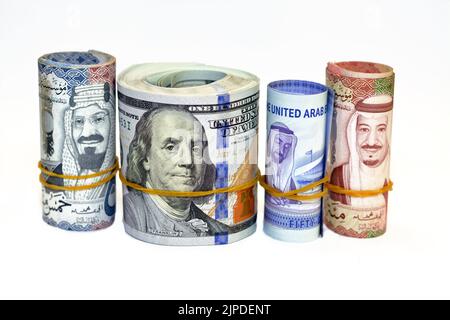Geldscheine Rollen von 100 Dollar einhundert amerikanische Dollar, 50 fünfzig Dirhams-Banknoten der Vereinigten Emirate und 500 fünfhundert riyals Bill und 100 ein hu Stockfoto
