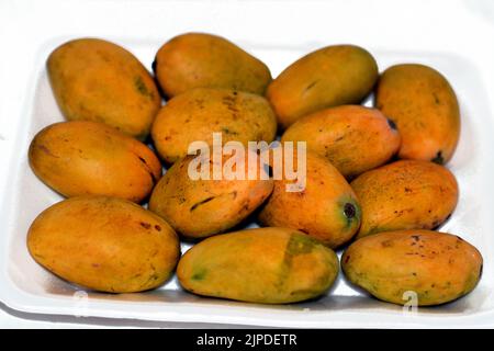 Frische Mango-Frucht isoliert auf weißem Hintergrund ist eine essbare Steinfrucht, die vom tropischen Baum Mangifera indica produziert wird und in der Größe variiert, Stockfoto