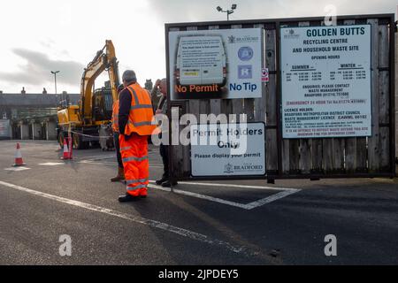 Eingang zu einem lokalen Recycling-Zentrum für Haushaltsabfälle, Golden Butts, in Ilkley, West Yorkshire, England, VEREINIGTES KÖNIGREICH Stockfoto