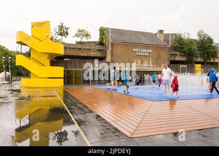 London, England, Großbritannien. 16. August 2022. Die Dürre und Hitzewelle in Großbritannien ist endlich vorbei - Kinder genießen Jeppe Hein's appearingt Rooms Wasserfontäne und einige seltene Regen auf Londons Southbank. © Benjamin John Stockfoto