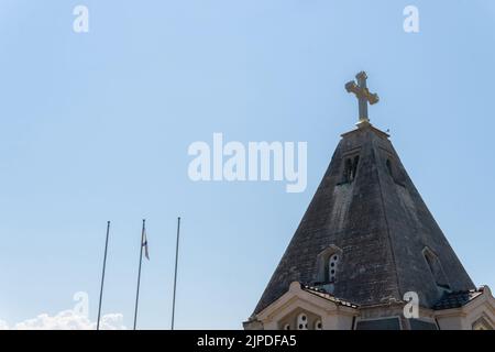 RUSSLAND, KRIM - 09. JUL 2022: Sewastopol krim Kirche nikolaus wundertäter Friedhof russland Denkmal alte Pyramide, für brüderlichen Architekten für st für Stockfoto