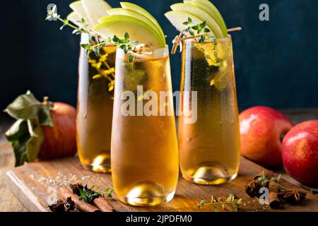 Apfelwein Mimosa für den Herbstbrunch, Cocktail-Idee für den Herbst Stockfoto