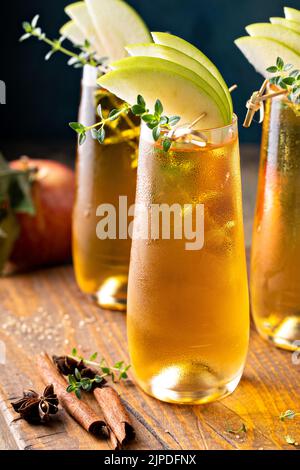 Apfelwein Mimosa für den Herbstbrunch, Cocktail-Idee für den Herbst Stockfoto