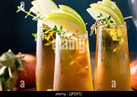 Apfelwein Mimosa für den Herbstbrunch, Cocktail-Idee für den Herbst Stockfoto