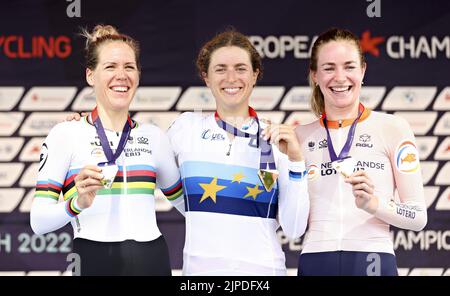 MUNCHEN - Ellen van Dijk (l), Marlen Reusser (SUI) und Riejanne Markus (r) während der Medaillenvergabe des Zeitfahrens (Frauen) am siebten Tag der Mehreuropameisterschaft. Die deutsche Stadt München wird 2022 eine kombinierte Europameisterschaft verschiedener Sportarten veranstalten. ANP IRIS VAN DEN BROEK Stockfoto