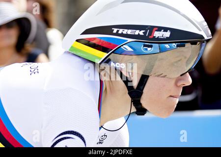 MUNCHEN - Ellen van Dijk in Aktion beim Radfahrzeitfahren (Frauen) am siebten Tag der Mehreuropameisterschaft. Die deutsche Stadt München wird 2022 eine kombinierte Europameisterschaft verschiedener Sportarten veranstalten. ANP IRIS VAN DEN BROEK Stockfoto