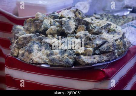 Schimmelkäse (Blauschimmelkäse) wird im türkischen Konya-Bezirk hergestellt, der als Konya Kuflu Tulum-Käse bekannt ist Stockfoto