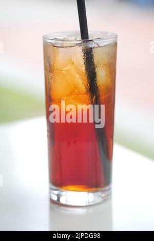 Eistee in einem Nebelglas auf dem Tisch Stockfoto
