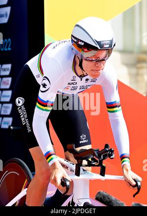 MUNCHEN - Ellen van Dijk in Aktion beim Radfahrzeitfahren (Frauen) am siebten Tag der Mehreuropameisterschaft. Die deutsche Stadt München wird 2022 eine kombinierte Europameisterschaft verschiedener Sportarten veranstalten. ANP IRIS VAN DEN BROEK Stockfoto