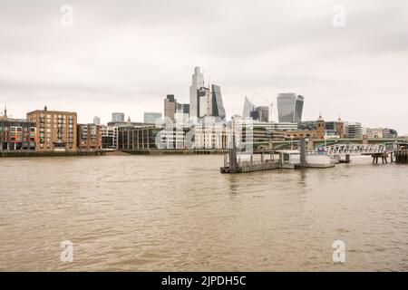 Wolkenkratzer auf der Skyline der City of London von der Bank an der Themse aus gesehen, London, England, Großbritannien Stockfoto