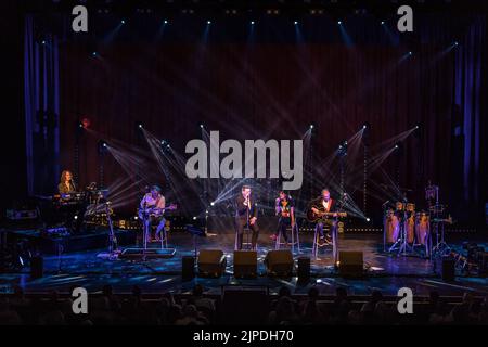 Tony Hadley tritt in Venue Cymru, Llandudno, Nordwales, auf. Stockfoto