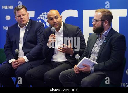 (Von links nach rechts) David McArdle, EFL Head of Equality, Diversity and Inclusion; der pensionierte Profifußballer Anwar Uddin und Owain Davies, Chief Executive von Charity Level Playing Field, nahmen an einer Podiumsdiskussion während der Einführung der neuen Strategie für Gleichstellung und Integration im Valley, London, Teil. Bilddatum: Mittwoch, 17. August 2022. Stockfoto