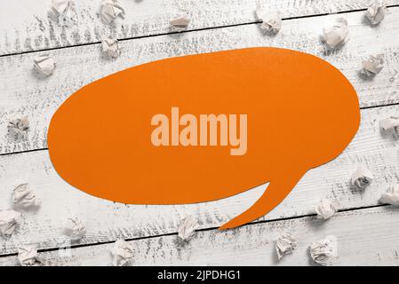 Sprechblase Mit Wichtigen Informationen Vor Dem Netz. Dialogballon Mit Krutialen Ankündigungen. Aktuelle Nachrichten In Textfeld. Stockfoto