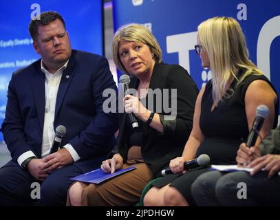 (Von links nach rechts) David McArdle, EFL Head of Equality, Diversity and Inclusion; Lynsey Talbot, Head of Equality, Diversity and Inclusion, Blackburn Rovers FC und Paula Watson, Director of Operations bei Bradford City AFC, nahmen an einer Podiumsdiskussion während der EFL-Einführung einer neuen Strategie für Gleichstellung, Diversität und Integration im The Valley, London, Teil. Bilddatum: Mittwoch, 17. August 2022. Stockfoto