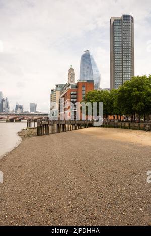 Blackfriars Bridge und die Skyline der City of London von Gabriel's Wharf aus gesehen, Southbank, Lambeth, London, SE1, England, Großbritannien Stockfoto
